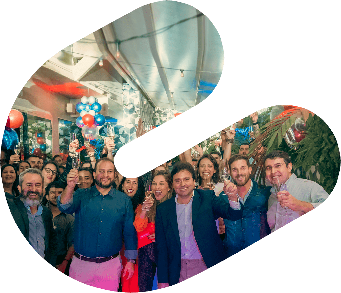 Foto ilustrativa do time Supercomm em dia de festa de aniversário da empresa